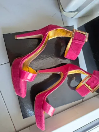 Sandalo tacco alto fucsia con strass