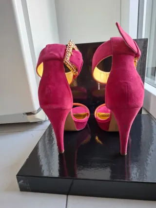 Sandalo tacco alto fucsia con strass