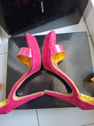 Sandalo tacco alto fucsia con strass