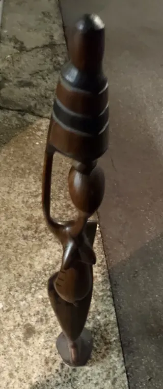 Scultura africana  donna incinta con vaso massello