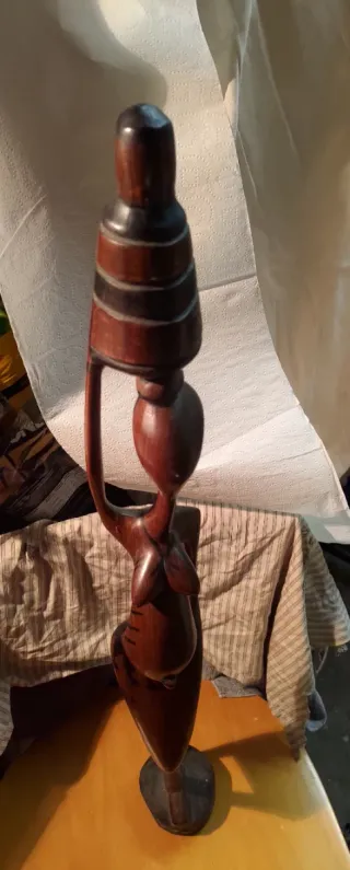 Scultura africana  donna incinta con vaso massello