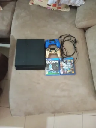 PS4 (PlayStation 4) con 2 mandos y juegos