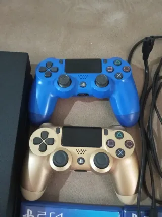 PS4 (PlayStation 4) con 2 mandos y juegos
