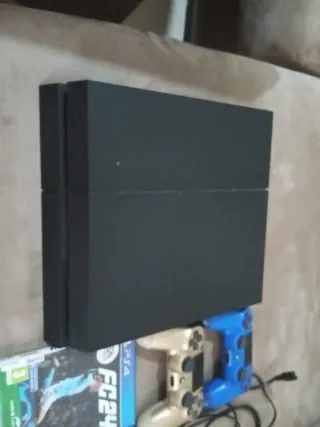 PS4 (PlayStation 4) con 2 mandos y juegos