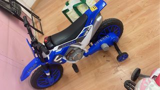 Moto eléctrica infantil azul para arreglar