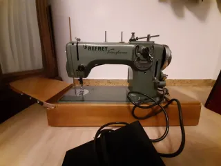 Máquina de coser Refrey antigua