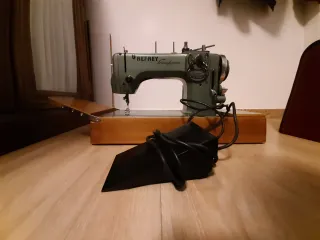 Máquina de coser Refrey antigua