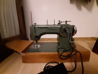Máquina de coser Refrey antigua