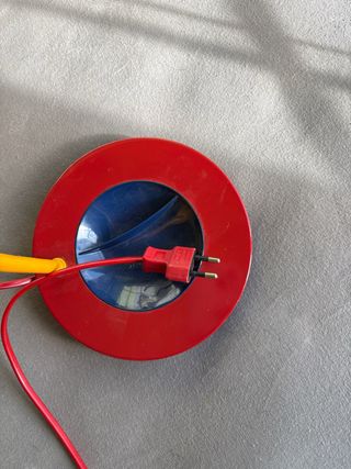 Lámpara de escritorio roja y amarilla