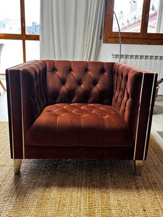 Sillón de terciopelo color burdeos.