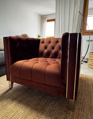 Sillón de terciopelo color burdeos.