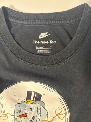Camiseta Nike con estampado de muñeco de nieve