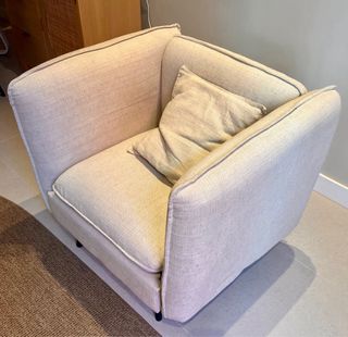 Sillón beige tela cómodo y elegante