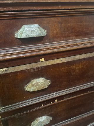 Cómoda antigua de madera y mármol