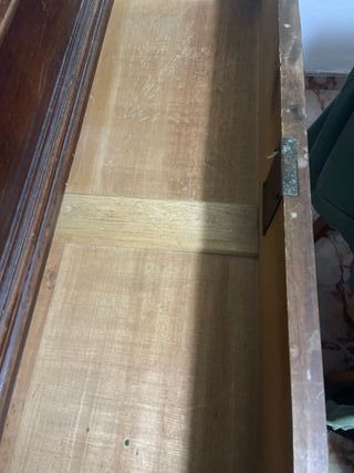 Cómoda antigua de madera y mármol