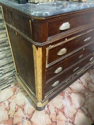 Cómoda antigua de madera y mármol