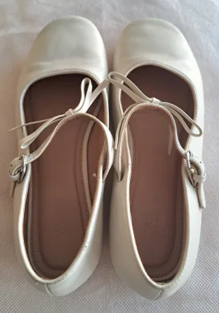 Manoletinas niña blancas talla 36.