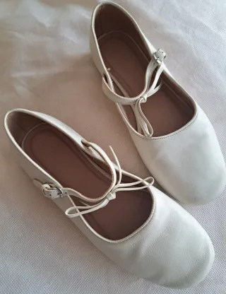 Manoletinas niña blancas talla 36.