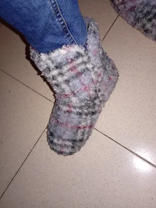 Zapatillas de casa grises y rosas