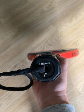 Pala de pádel HEAD model Delta Hybrid con paletero