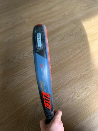 Pala de pádel HEAD model Delta Hybrid con paletero