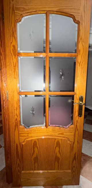 Puerta de madera con cristales decorados