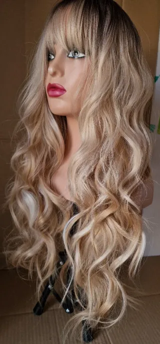 Peluca rubia ondulada con flequillo