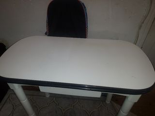 Mesa de cocina blanca y negra