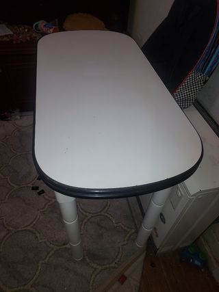 Mesa de cocina blanca y negra