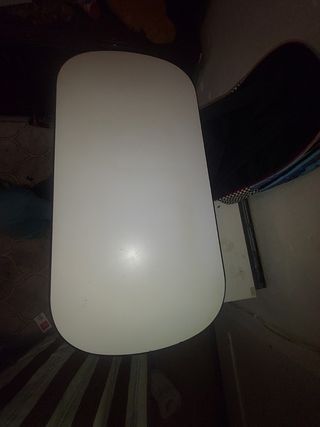 Mesa de cocina blanca y negra