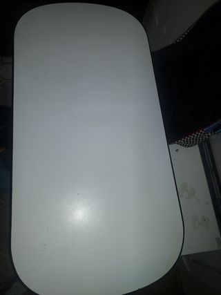 Mesa de cocina blanca y negra