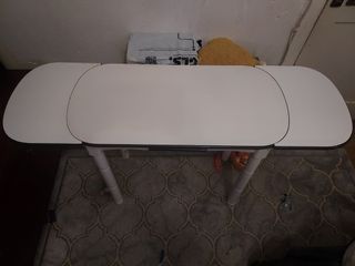 Mesa de cocina blanca y negra