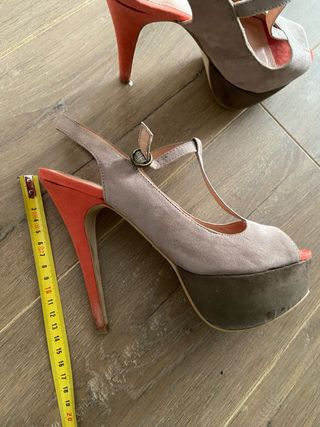 Sandalias de tacón, beige, marrón y coral. T 38