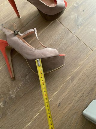 Sandalias de tacón, beige, marrón y coral. T 38