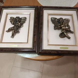 Dos cuadros de ángeles en metal y madera