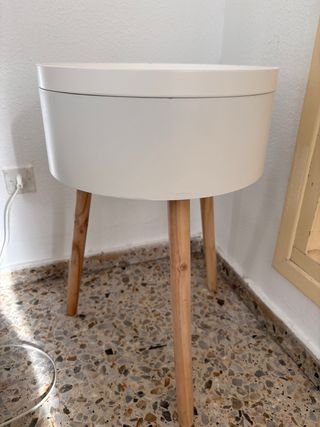 Mesilla de almacenaje blanca y madera