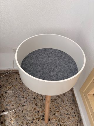 Mesilla de almacenaje blanca y madera