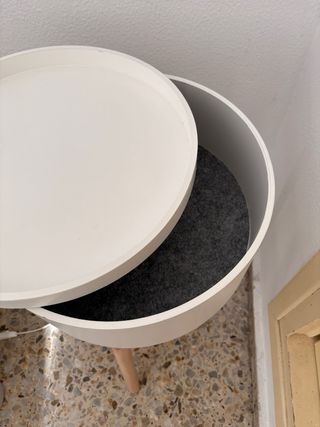 Mesilla de almacenaje blanca y madera