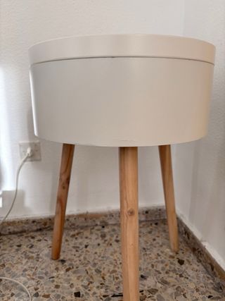 Mesilla de almacenaje blanca y madera