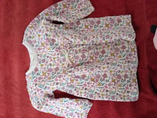 Chaqueta y vestido floral para bebé