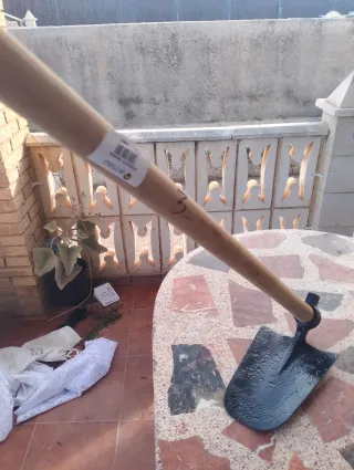 Azada con mango de madera