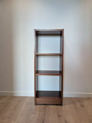 Estantería de madera sencilla