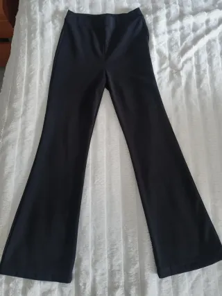 Pantalón campana Stradivarius negro