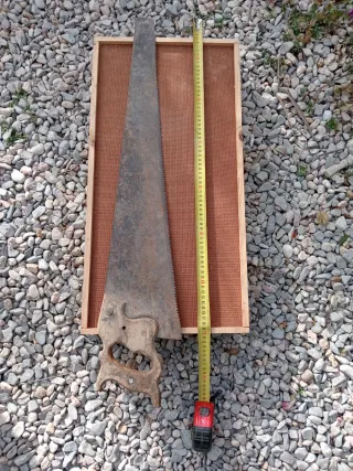 Serrucho antiguo de madera