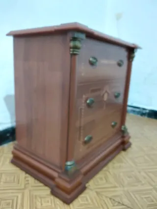 2 Comodini Classici in Legno e Metallo