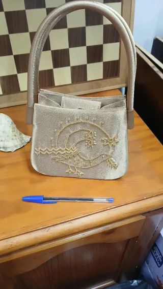 Bolso de fiesta y bodas dorado con pedrería