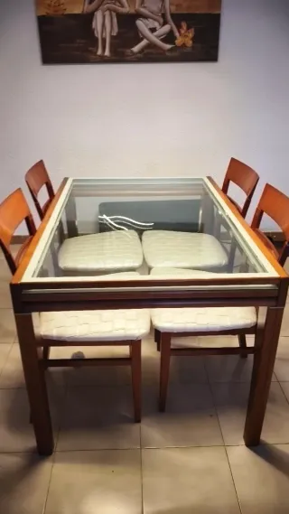 Mesa de comedor de madera y cristal