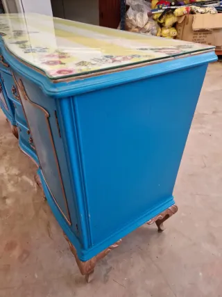 Cómoda azul y dorada restaurada