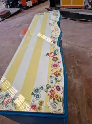 Cómoda azul y dorada restaurada