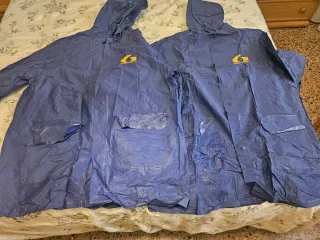 Chubasqueros azul con logo